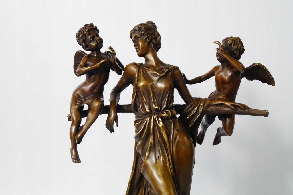 Rzeźba z brązu figura kobieta z amorami putto