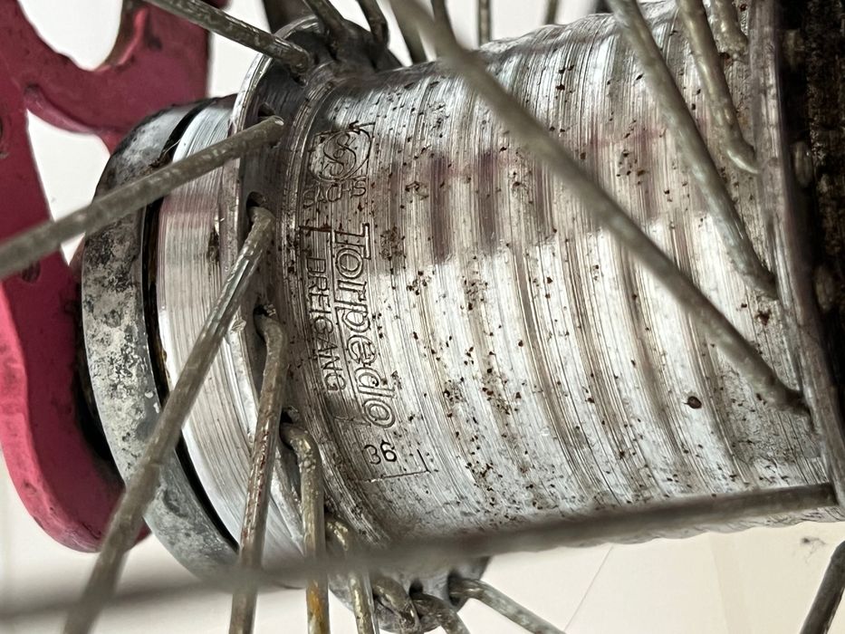 Kolorowy różowy rower single speed torpedo sachs 3.  Nie ostre koło