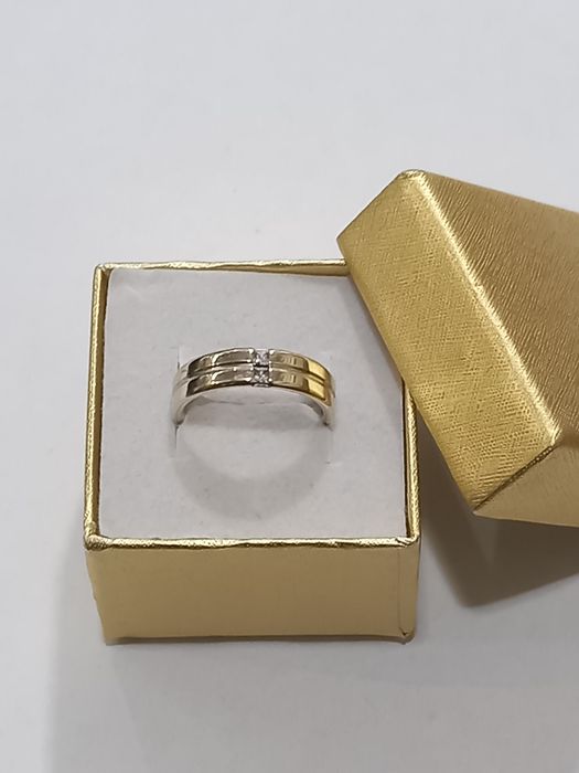 Złota obrączka z cyrkoniami,  złoto białe 333, rozmiar 14