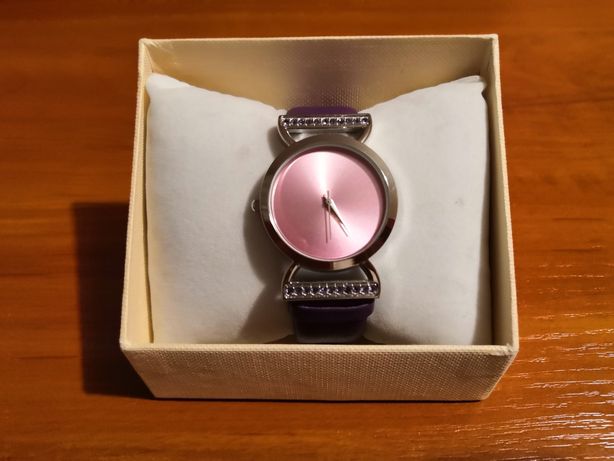 Fioletowy zegarek bez cyfr AVON z kryształkami