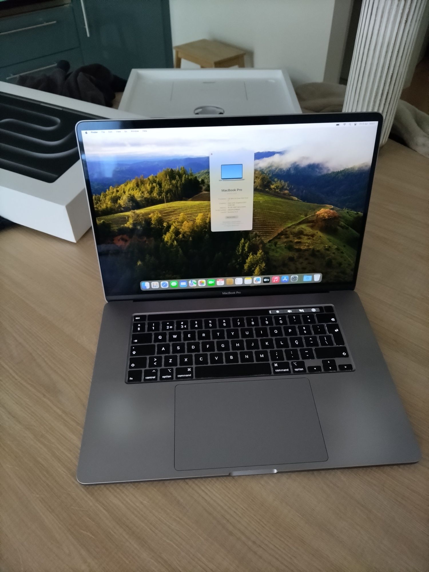 MacBook Pro 2019 16-inch / 16GB / 2.6ghz 6 core