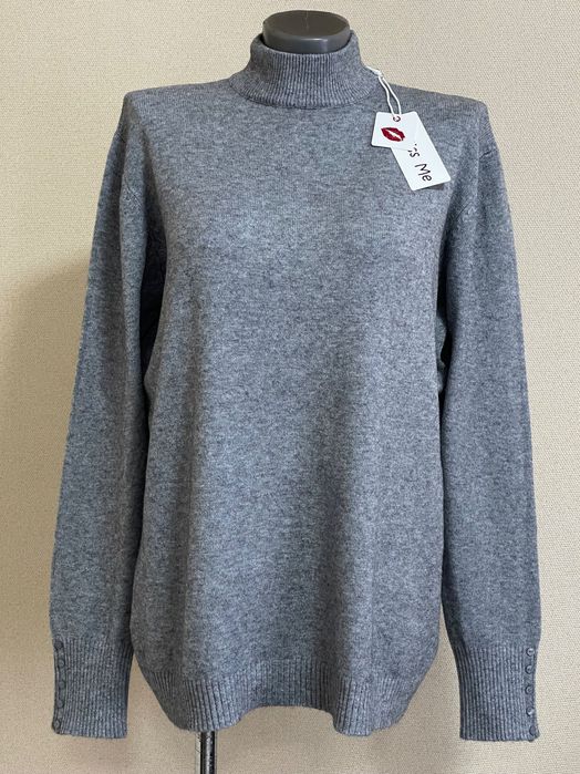 Стильний,затишний светр,горло-стійка,з гудзиками на рукавах,р-и 50-56