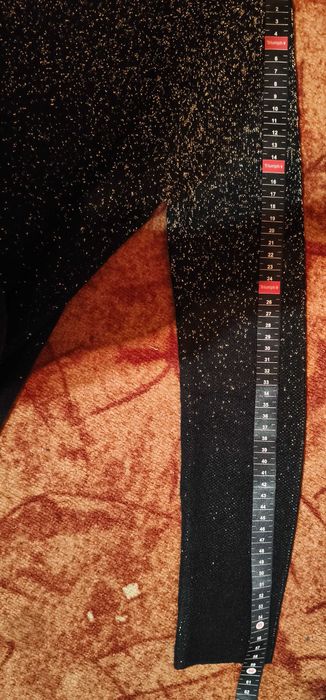 Czarna tunika sylwestrowa ze złotym brokatem Mohito