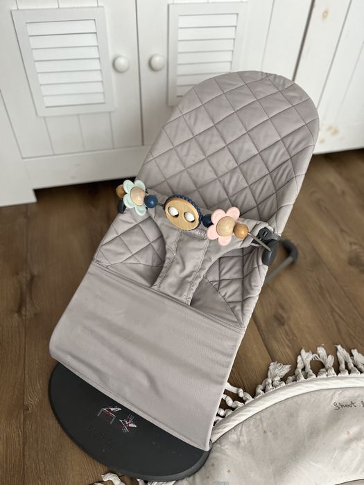 Leżaczek Baby Bjorn z zabawką