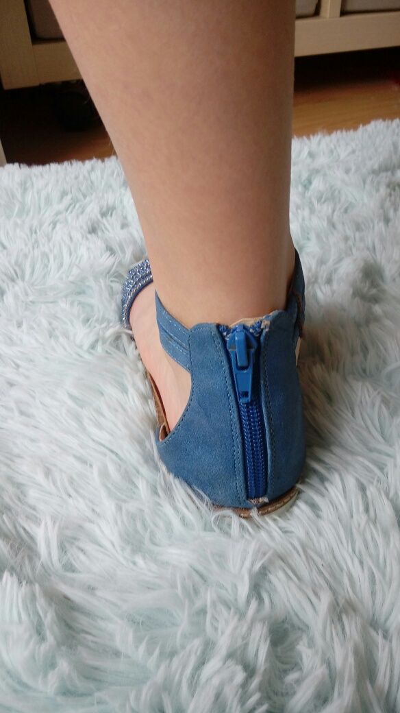 Piękne eleganckie sandałki niebieskie chabrowe Mini Bata rozmiar 34