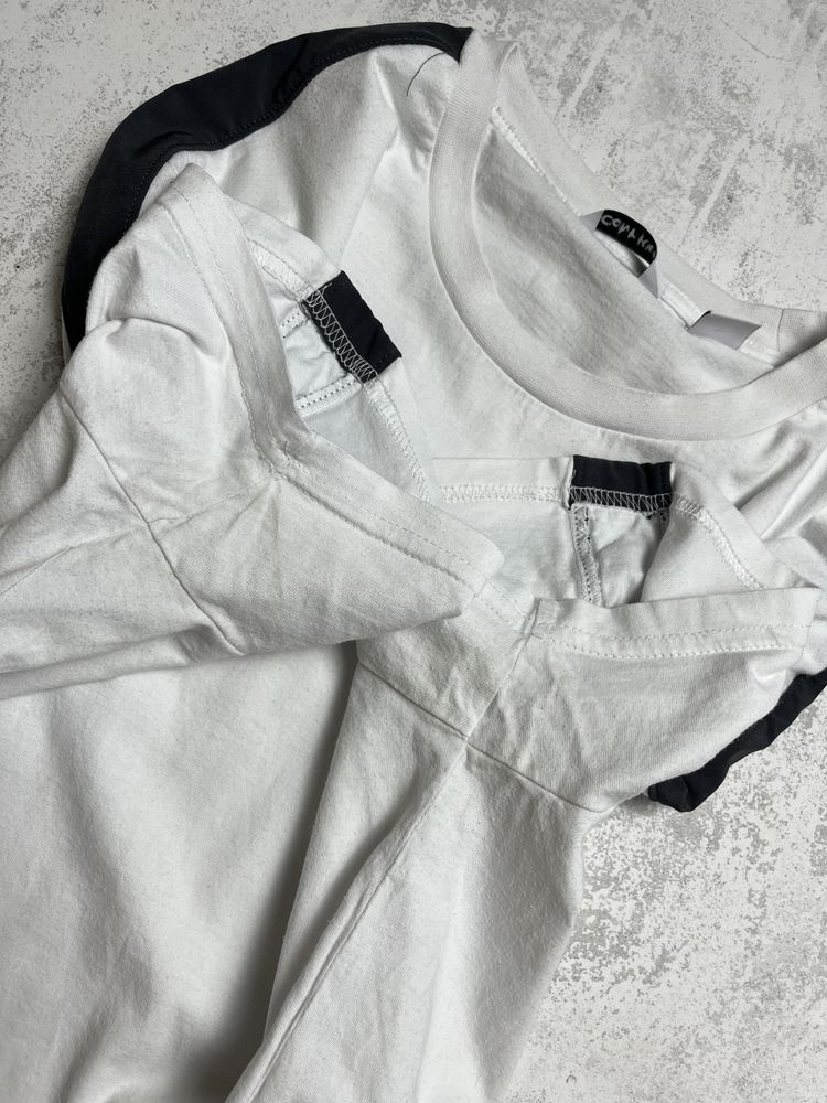 Calvin klein — біла футболка з чорними лампасами та вишивкою