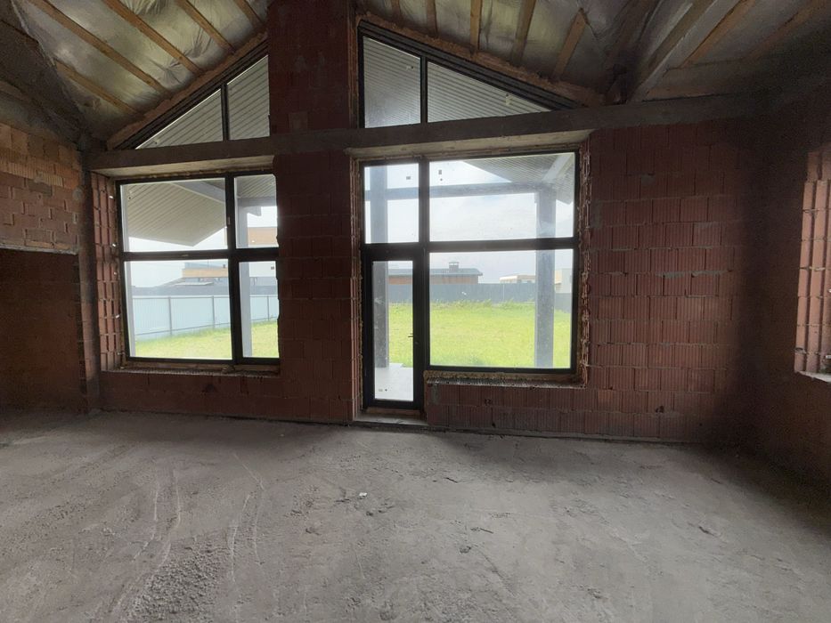 Будинок біля Десни,Зазимʼя,Лівий берег,асфальт,закрита територія