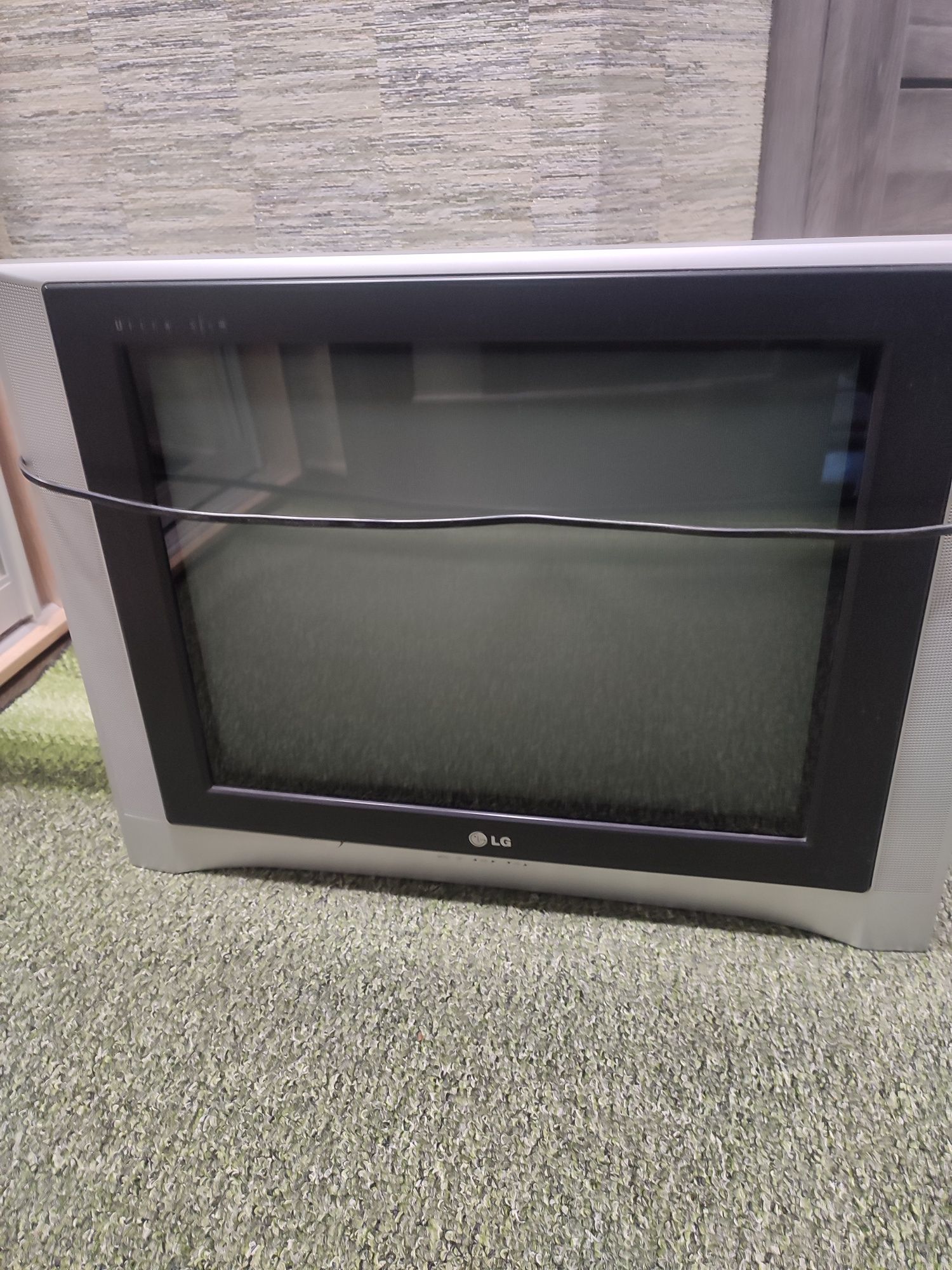 Телевизор LG в рабочем состоянии