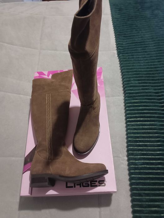 Botas cano alto camurça nunca usadas.