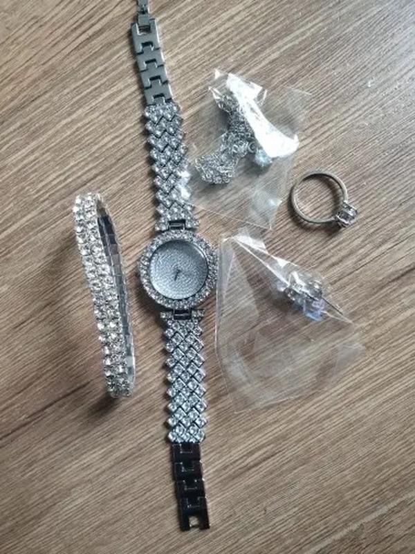Набор часы,браслет,серьги,кулон и кольцо с камнями