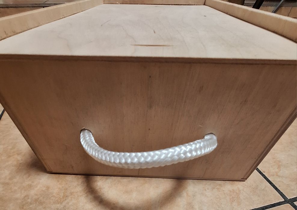 Surowe pudełko do zdobienia na wino