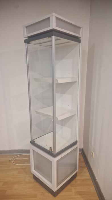 Expositor de loja com iluminado