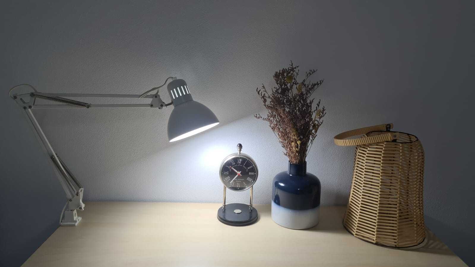 Luminária de Mesa Articulada