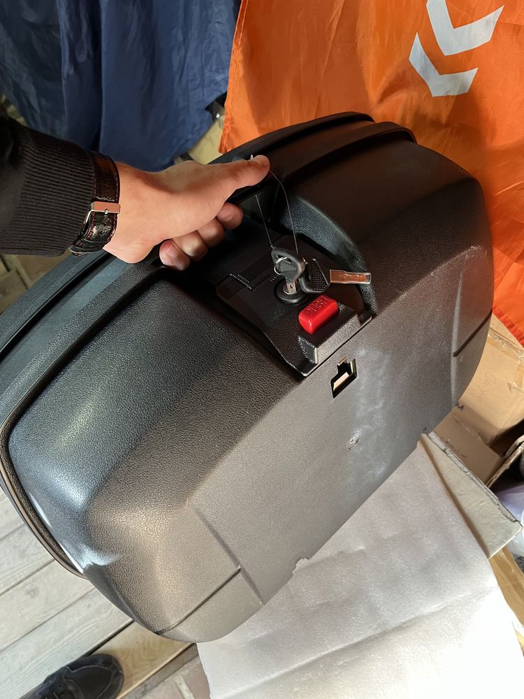 Ящик Helmet Box центральный кофр 50л