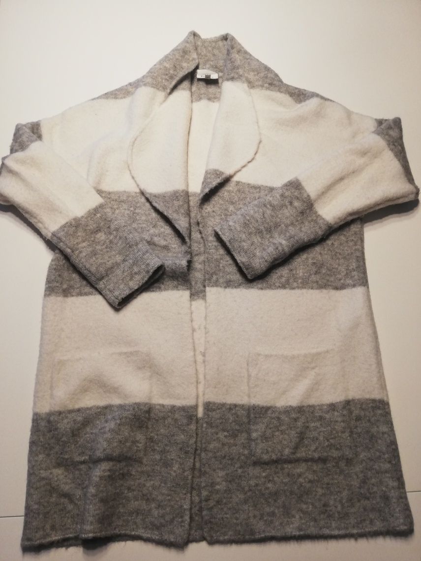 Sweter z kieszeniami