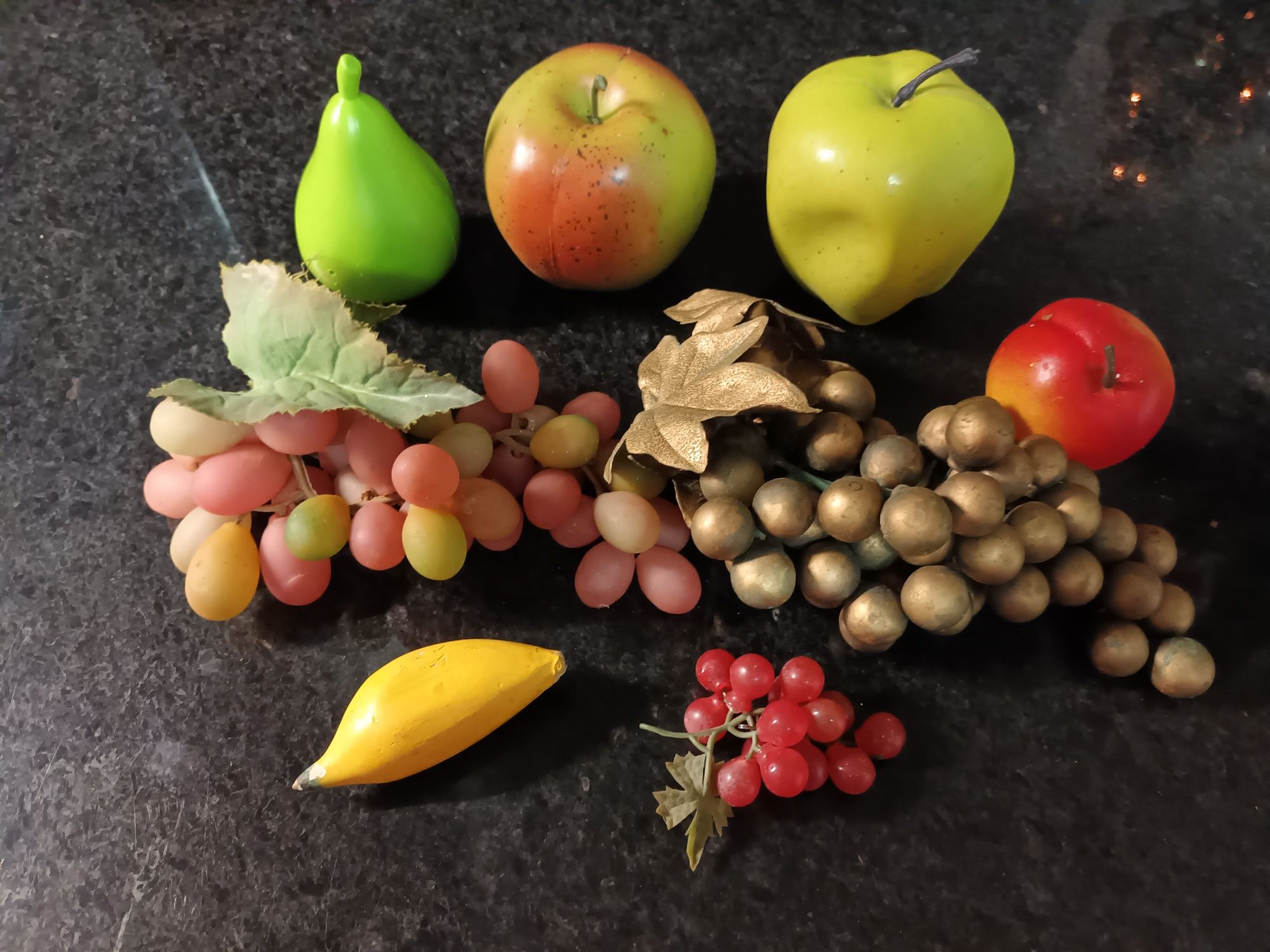 Várias Frutas em Plástico,  usadas para decoração.