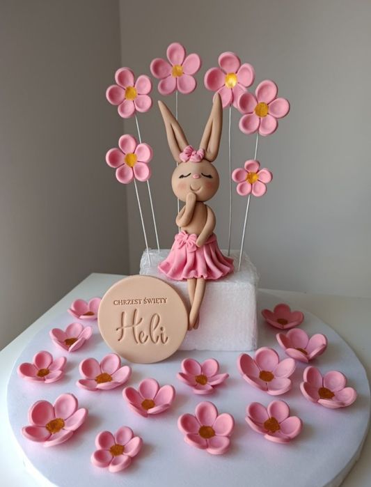 Królisia z masy cukrowej królik dekoracja na tort dla dziewczynki
