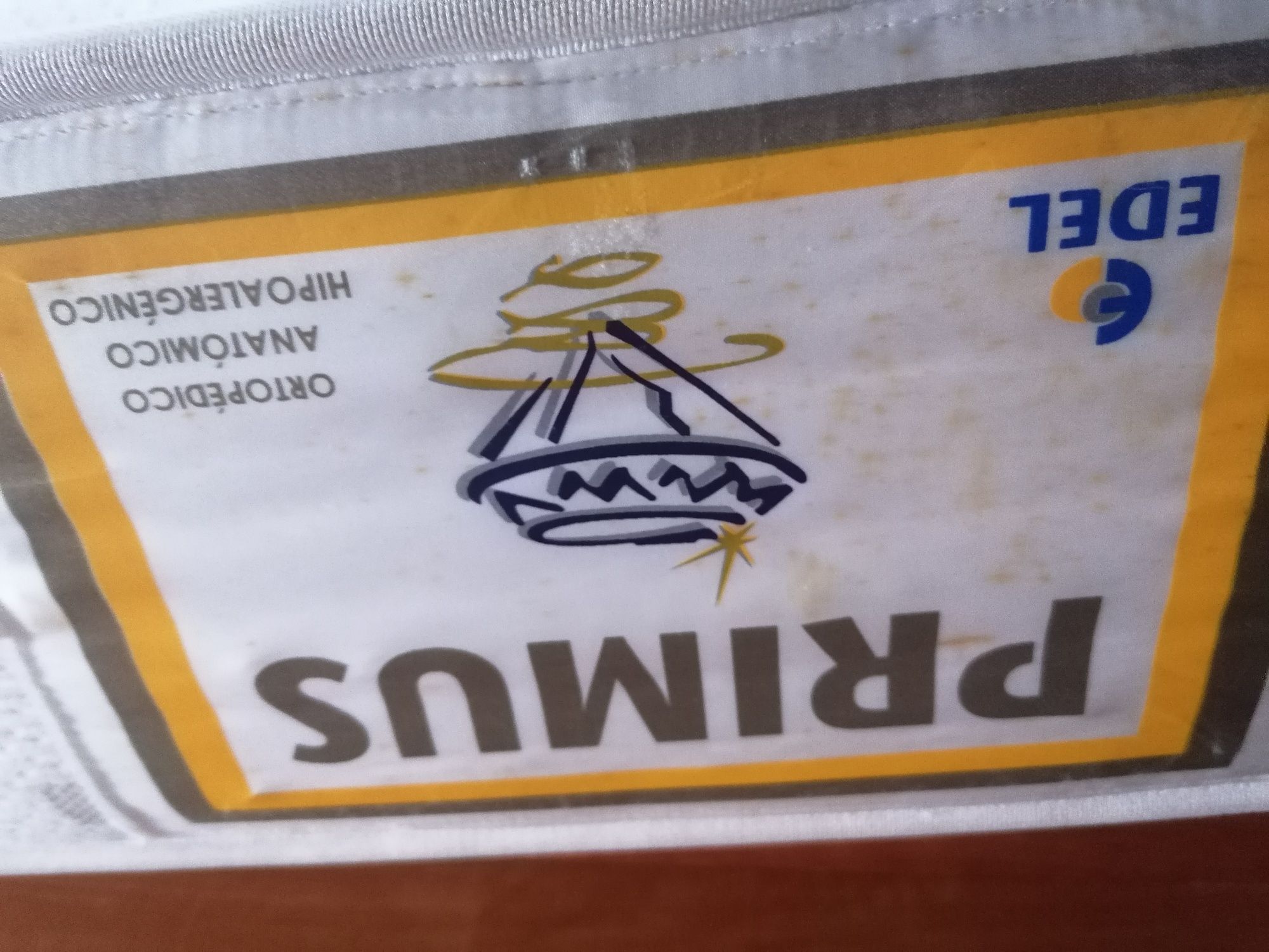 Vendo cama de casal com estrado e colchão
