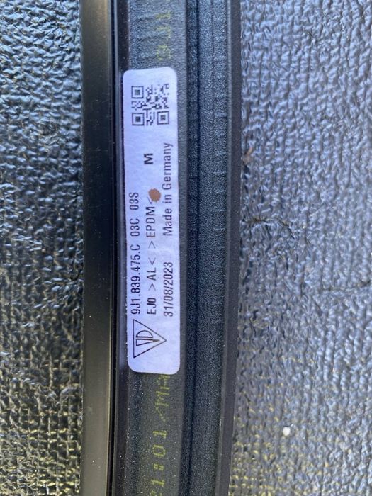 Porsche taycan молдінг двері лівий 9J1839475B041