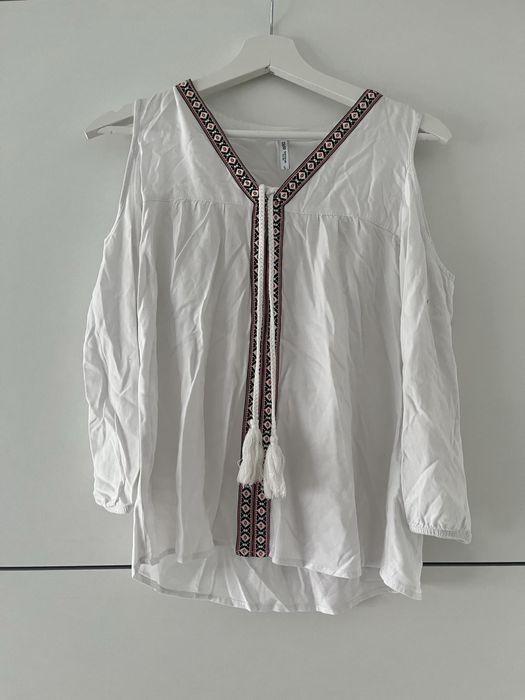 Bluzka z rozcięciem na ramionach