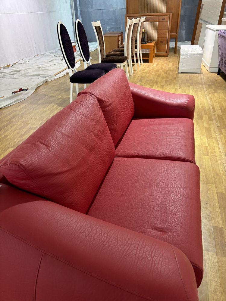 Sofa de pele vermelho