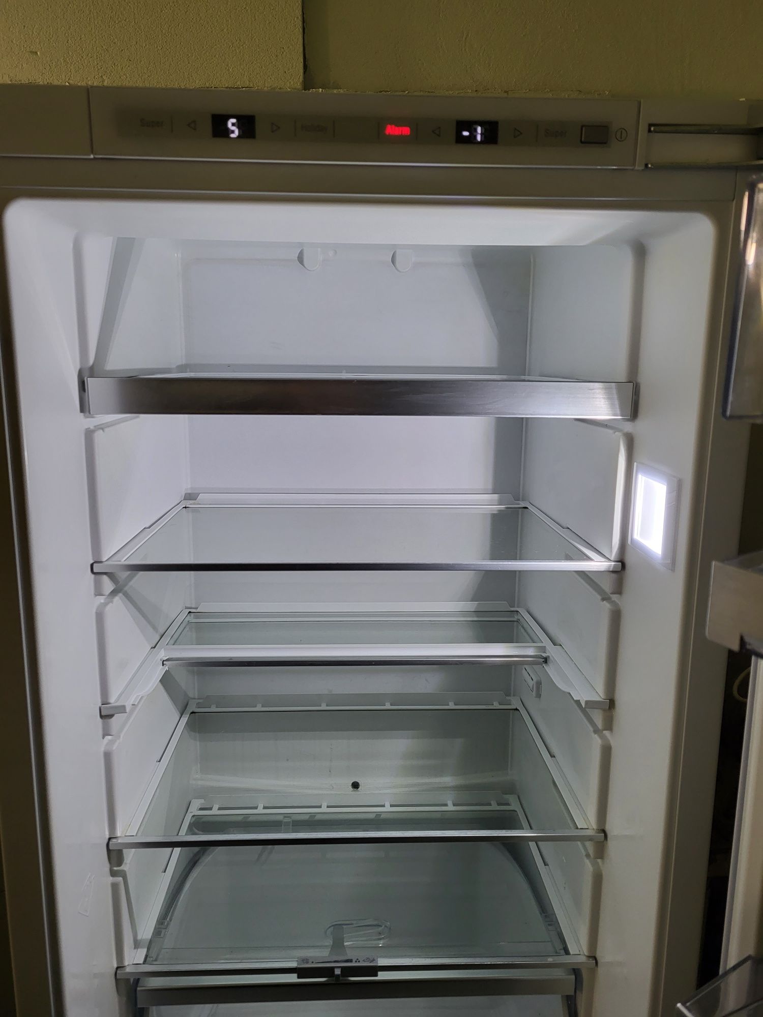 Холодильник під забудову Neff-Bosch
