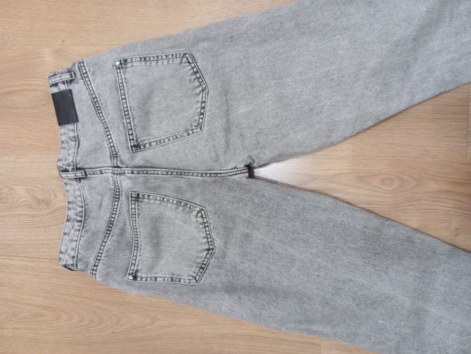 Сірі та сині джинси