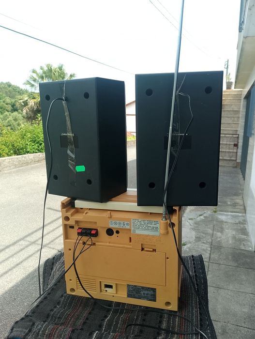 Radio cassete Sharp.