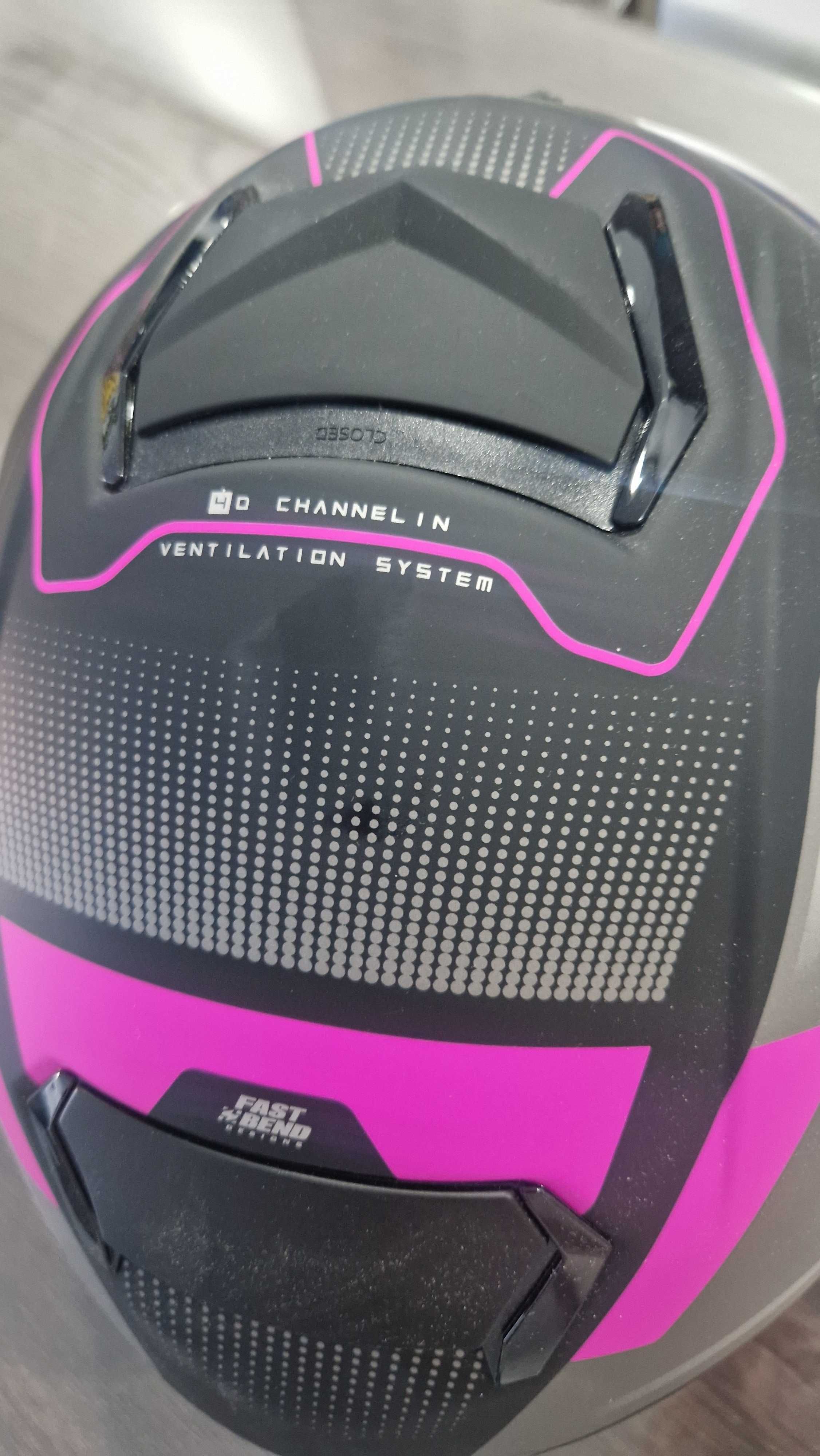 Capacete preto e rosa