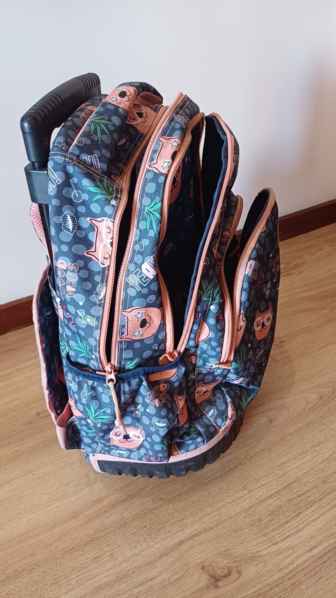 Mochila escolar com rodinhas e alça retrátil
Possui vários compartim