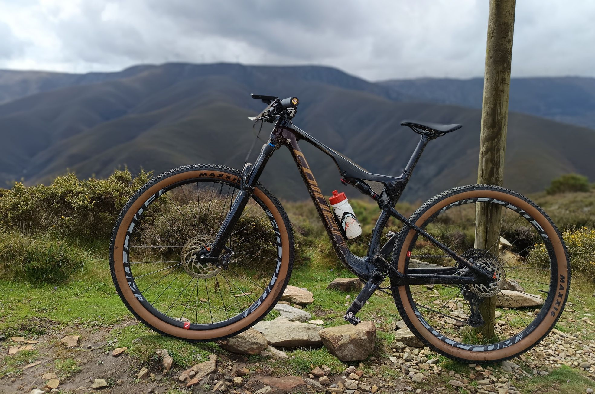 Bicicleta coluer stake com upgrades M