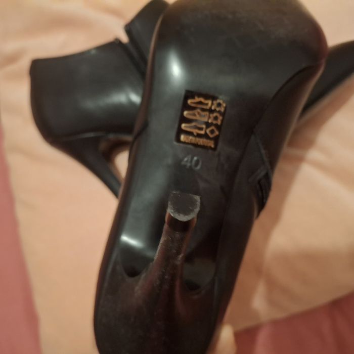 Botim de pele preta com fecho Foreva - 40