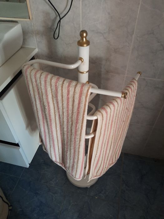 Toalheiro Branco de Casa de Banho