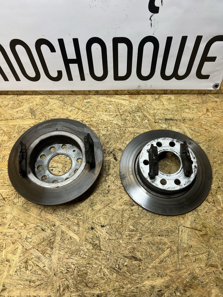 Tarcze klocki hamulcowe tylne do Volkswagena Golfa 5 1.4 jak nowe