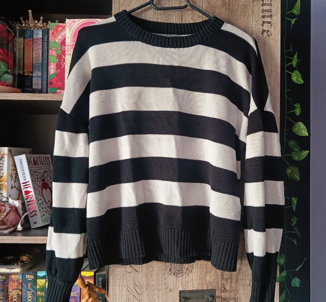 Sweter czarno biały w paski Reserved