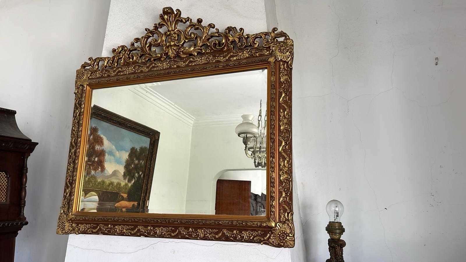 Espelho dourado de sala.