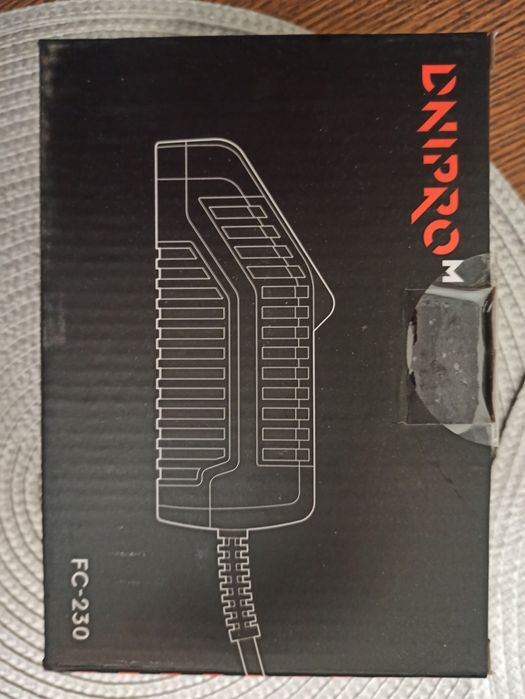 Продам зарядное устройство Днипро м FC-230, наколенники защитные.