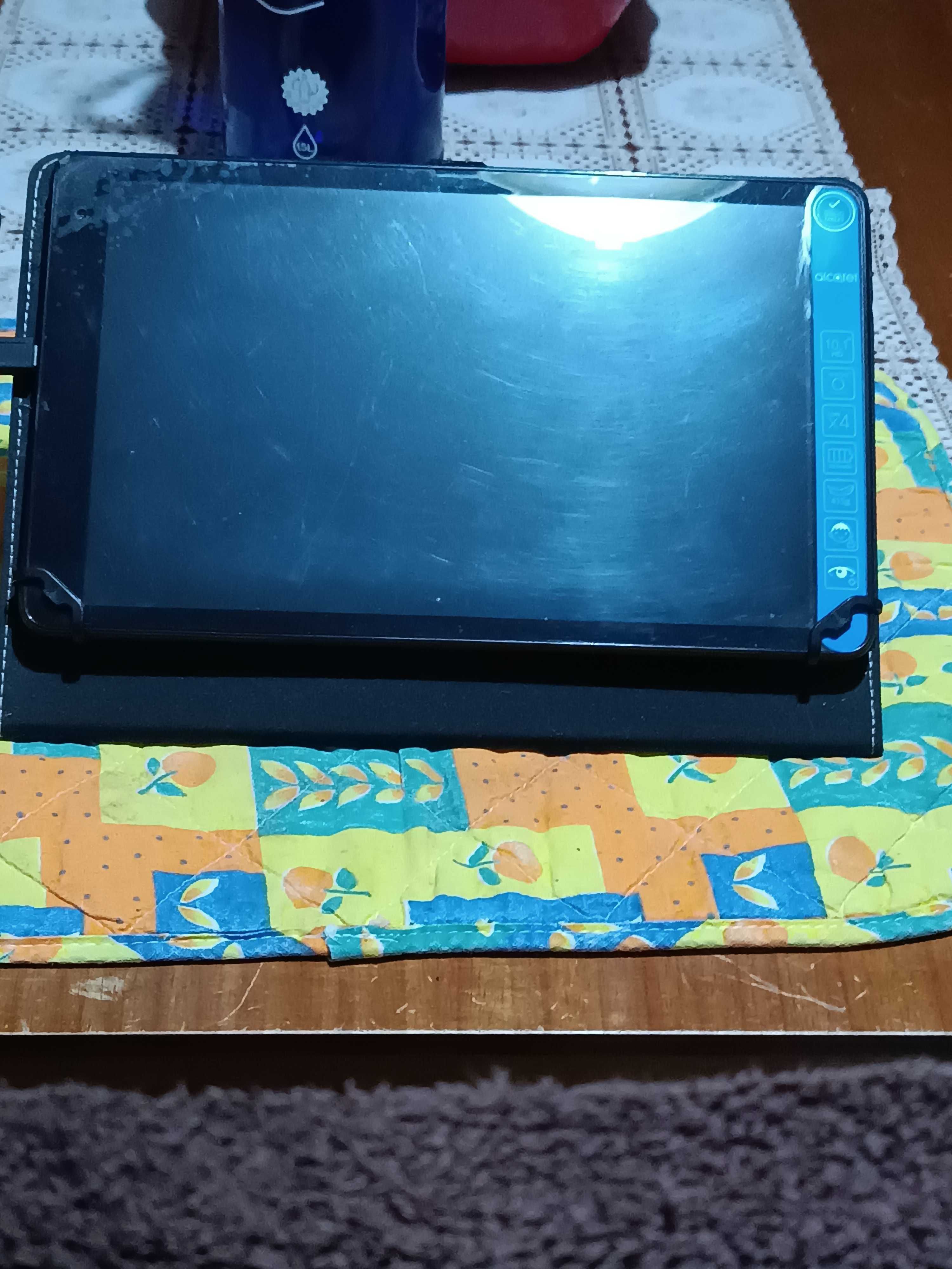 Tablet Alcatel com capa