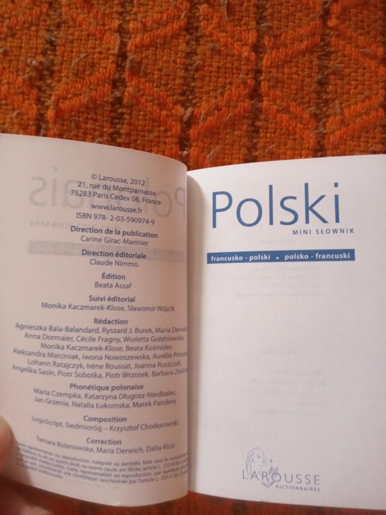 Mini słownik francusko-polski i polsko-francuski.