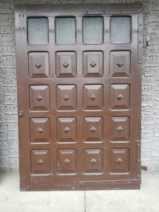 Duże drzwi zewnetrzne drewniane