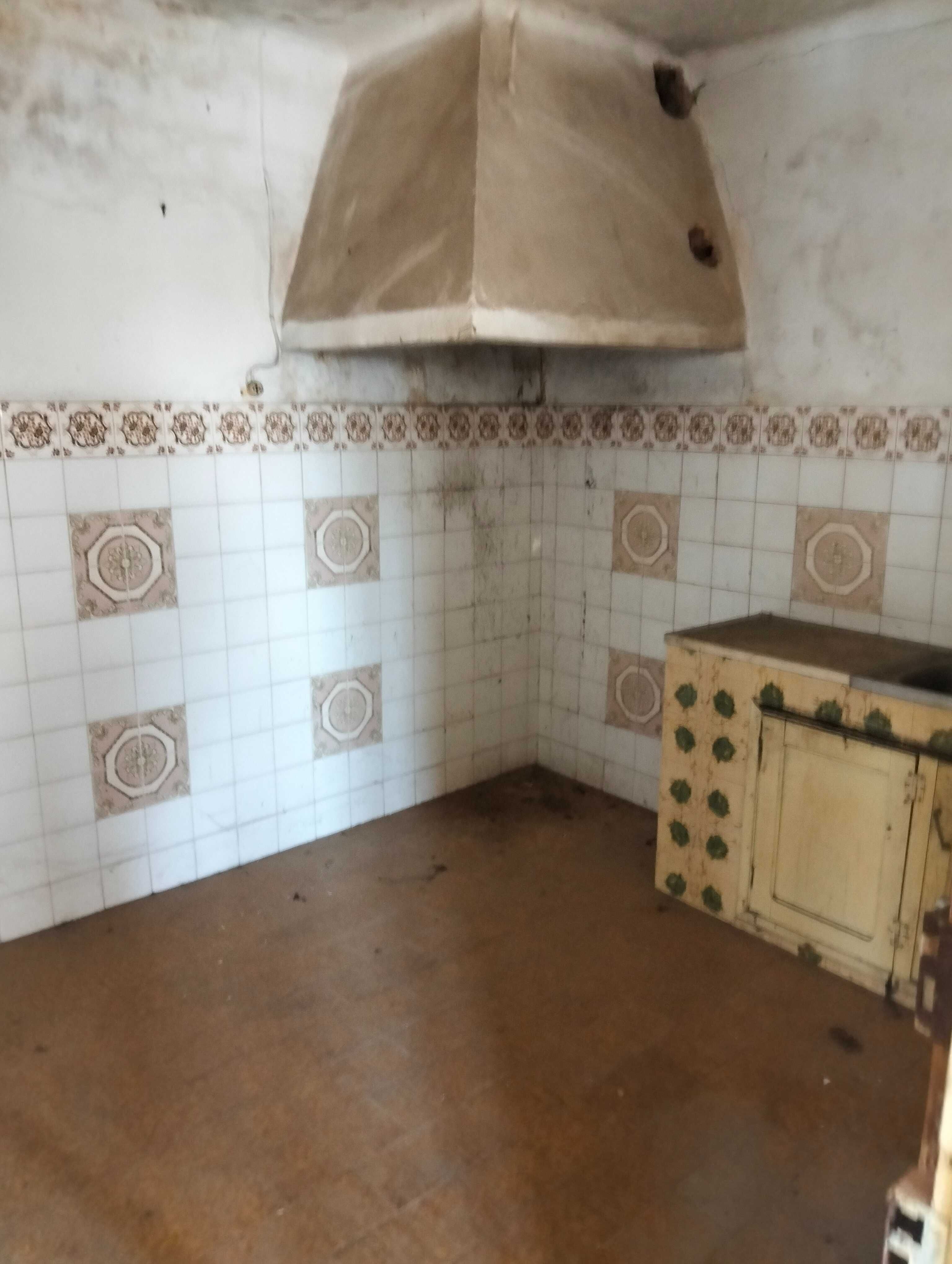 Duas casas para restauro – venda em conjunto ou separadas