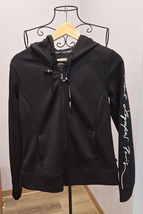 Dres Karl Lagerfeld.