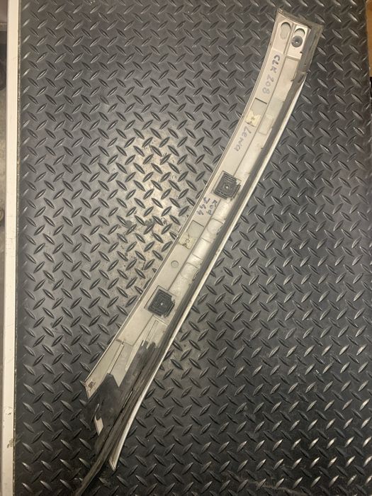 Listwa słupka szyby lewa Mercedes W 208 kod lakieru 744.