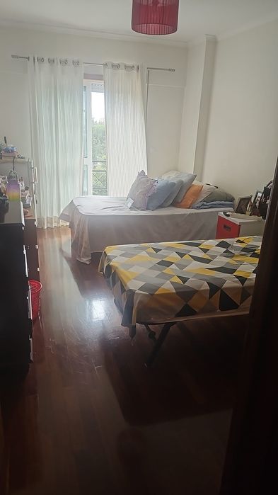 Aluga-se quarto compartilhado