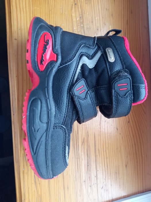 Продам детские на мальчика красные с черным термо ботинки Clibee