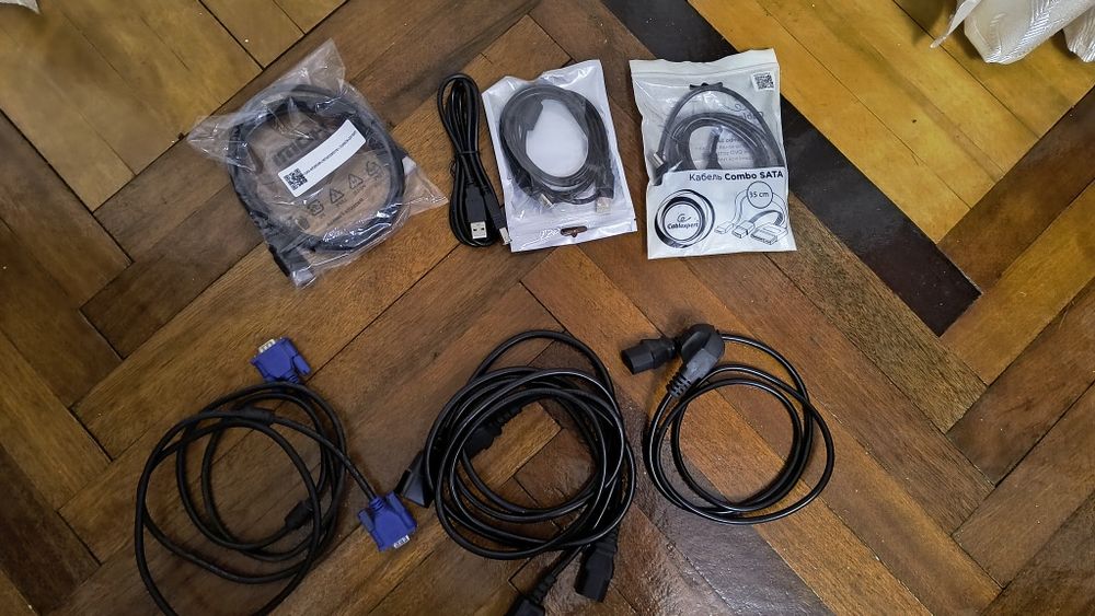 Кабелі: HDMI, USB-A, VGA, кабелі живлення до дбж