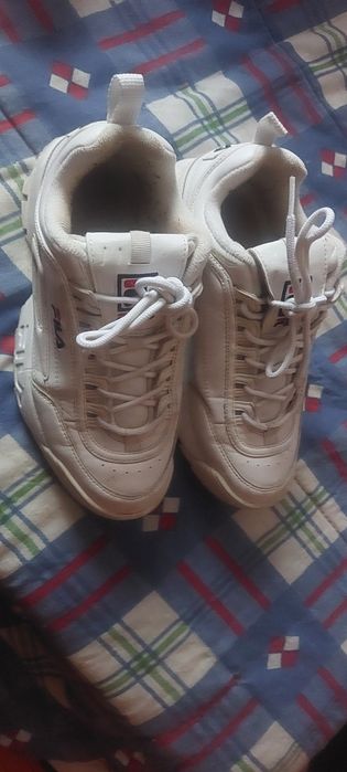 Sapatilhas fila com marcas de uso