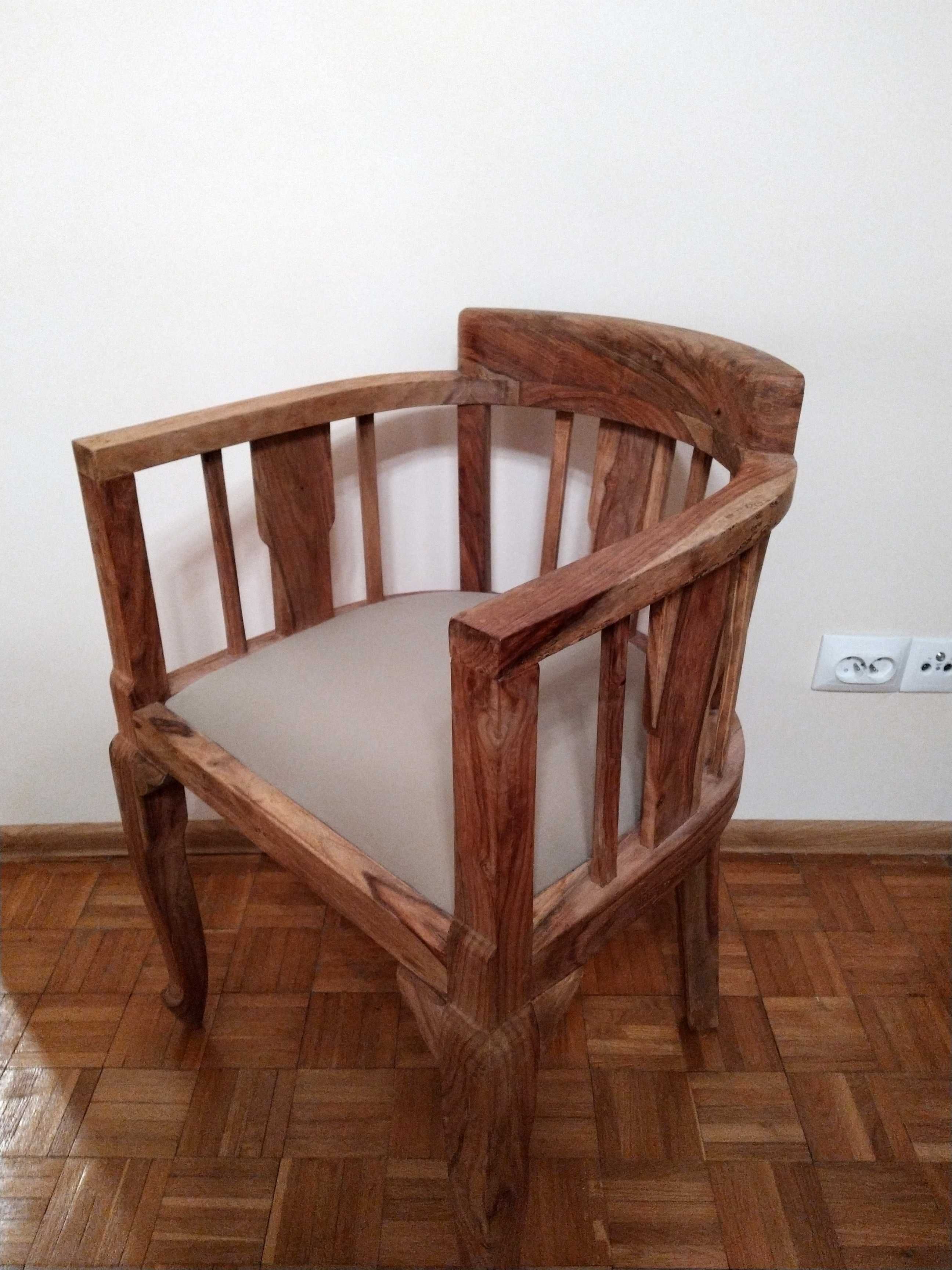 Fotel z litego drewna orzechowego