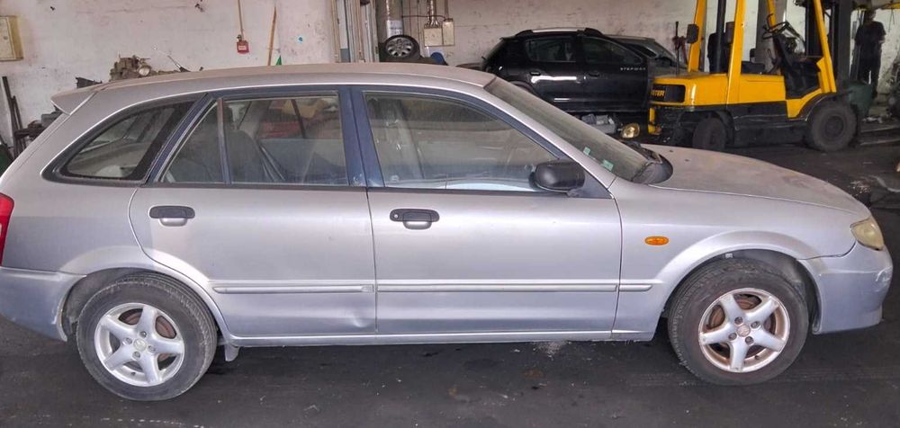 Mazda 323F para peças