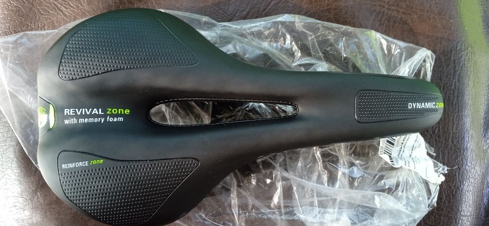 Комфортне велосипедне сидіння чорного кольору.